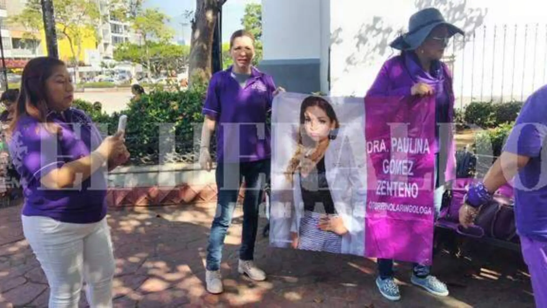 Familiares con pancartas